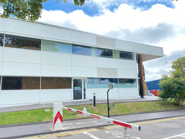 water-fed pole equipment used for window cleaning for tall businesses in swindon water-fed pole equipment used for window cleaning for tall businesses in swindon